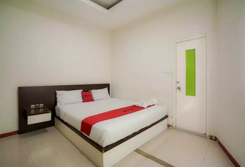 Hotelli Reddoorz Near Pantai Pede