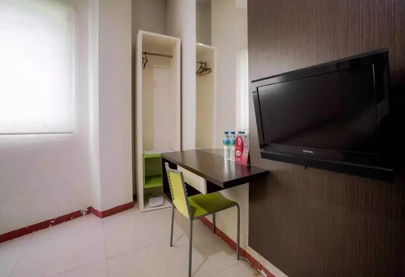 Hotelli Reddoorz Near Pantai Pede