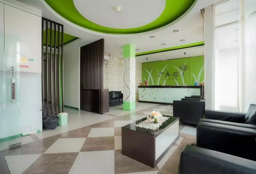 Hotelli Reddoorz Near Pantai Pede