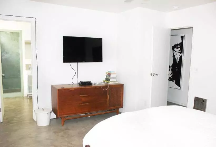 Ocean Front Vortex Female Hostel Private Rooms Free Bikes