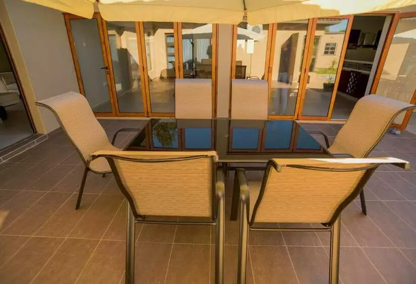 تختخواب و صبحانه Peaconwood Boutique Villa