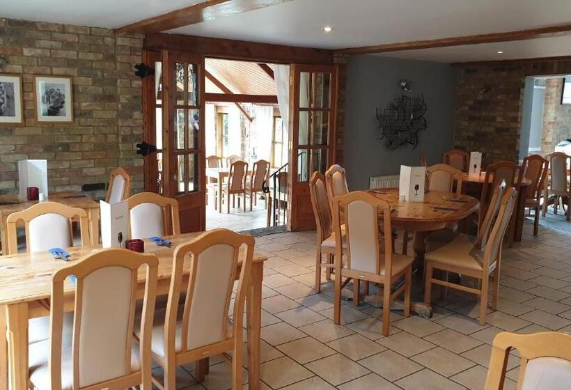 בית מלון כפרי The Golden Boar