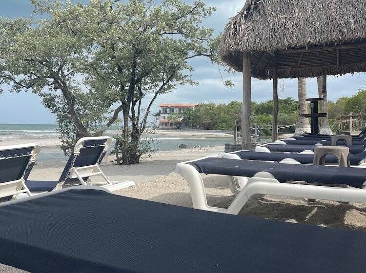 צימר San Carlos Surf Resort & Eco Lodge