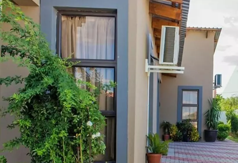 تختخواب و صبحانه Luxlusive Guest House