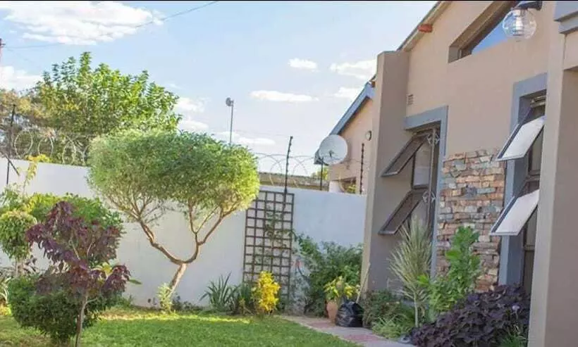 تختخواب و صبحانه Luxlusive Guest House