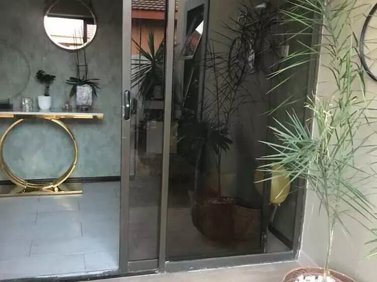 تختخواب و صبحانه Luxlusive Guest House