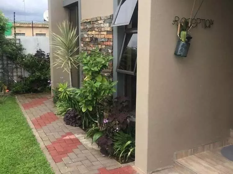 تختخواب و صبحانه Luxlusive Guest House