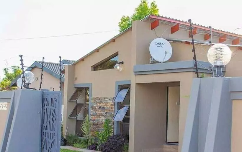 تختخواب و صبحانه Luxlusive Guest House