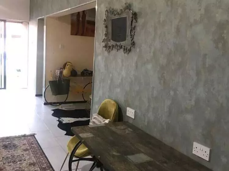 تختخواب و صبحانه Luxlusive Guest House