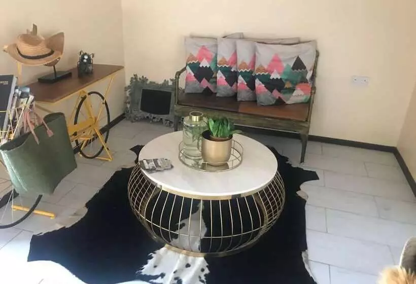 تختخواب و صبحانه Luxlusive Guest House
