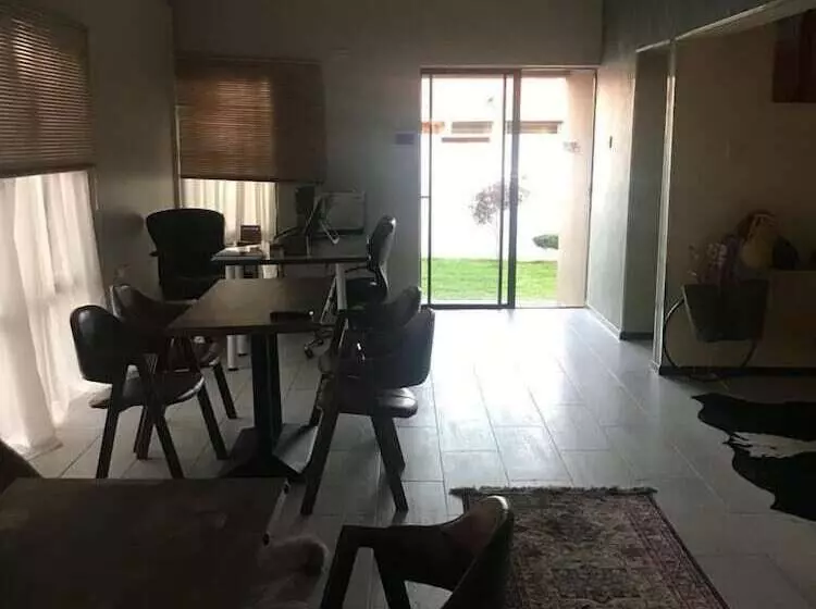 تختخواب و صبحانه Luxlusive Guest House