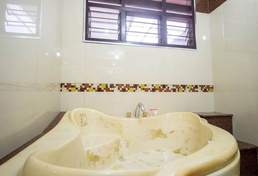 בית מלון כפרי Naufal Guest House Syariah