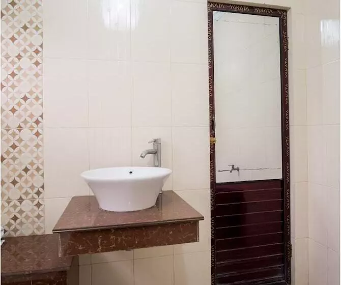 ホテル Naufal Guest House Syariah