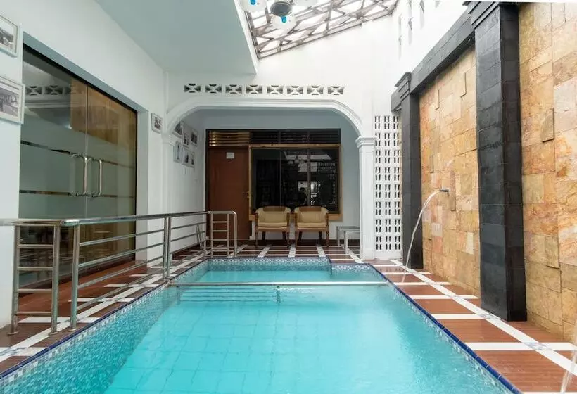 ホテル Naufal Guest House Syariah