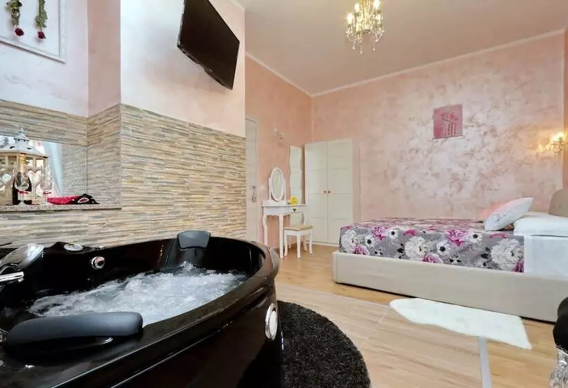 پانسیون Deluxe Rooms And One Chilling Jacuzzi Suite Guesthouse