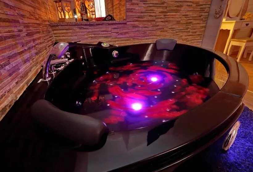 پانسیون Deluxe Rooms And One Chilling Jacuzzi Suite Guesthouse