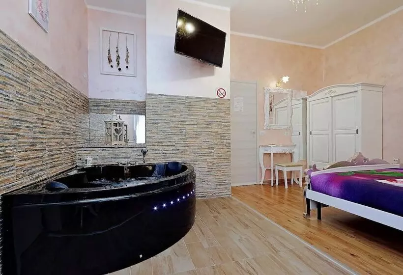 پانسیون Deluxe Rooms And One Chilling Jacuzzi Suite Guesthouse