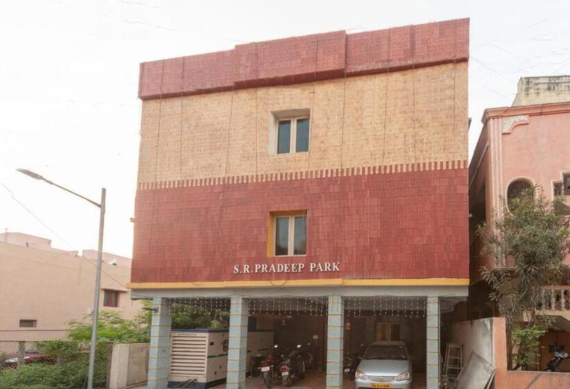 ホテル Oyo 2490 Sr Pradeep Park