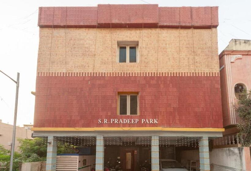 ホテル Oyo 2490 Sr Pradeep Park