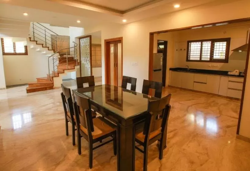 ホテル Falcon Suites Yelahanka New Town