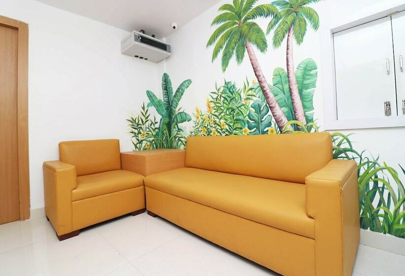 Hotel Oyo 16802 Transit Express