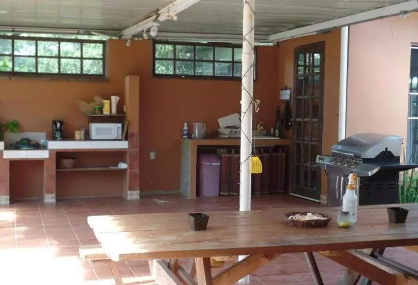 پانسیون Isla Hermosa Guesthouse