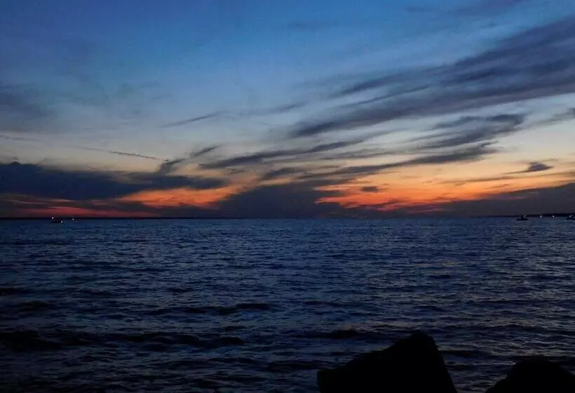 Motelli Carbone S Beachside Guest Rooms