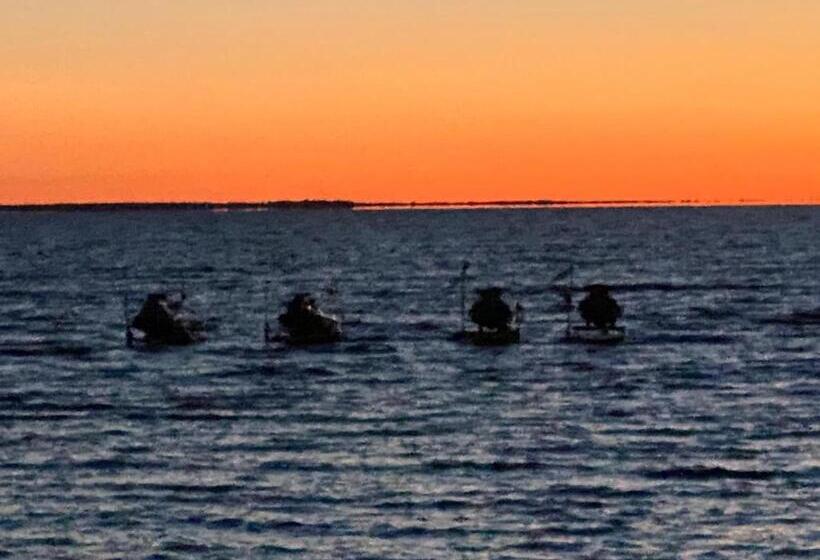 فندق على الطريق Carbone S Beachside Guest Rooms