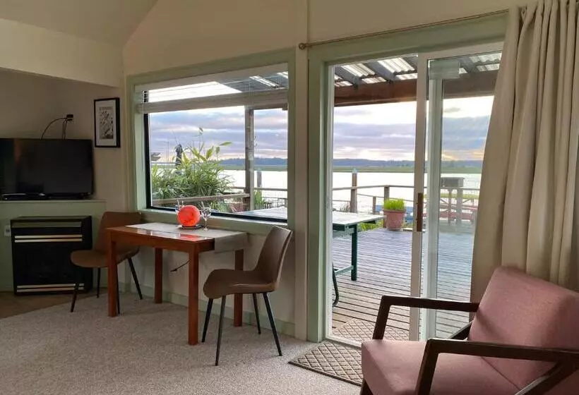 Motelli Wheeler On The Bay Lodge And Marina