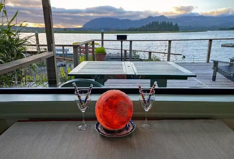 Motelli Wheeler On The Bay Lodge And Marina