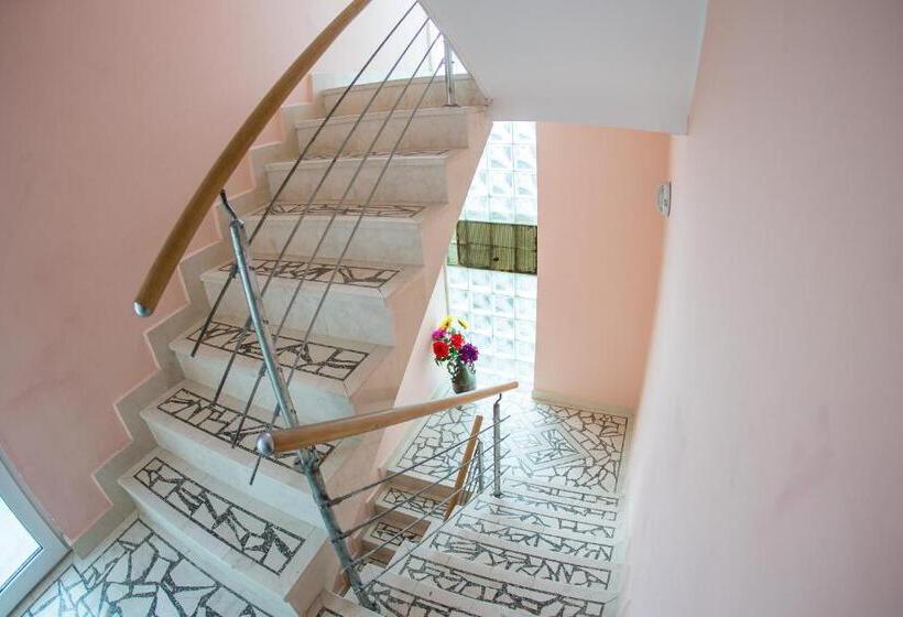 پانسیون Guest House Almond