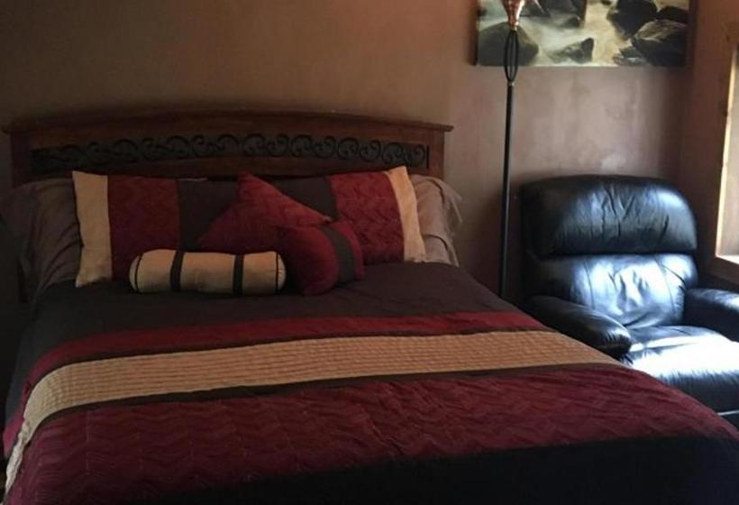 פנסיון Hollis Creek Cabin