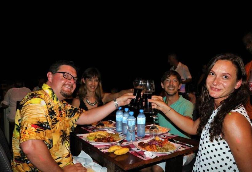 پانسیون Ocean Beach Inn   Maldives