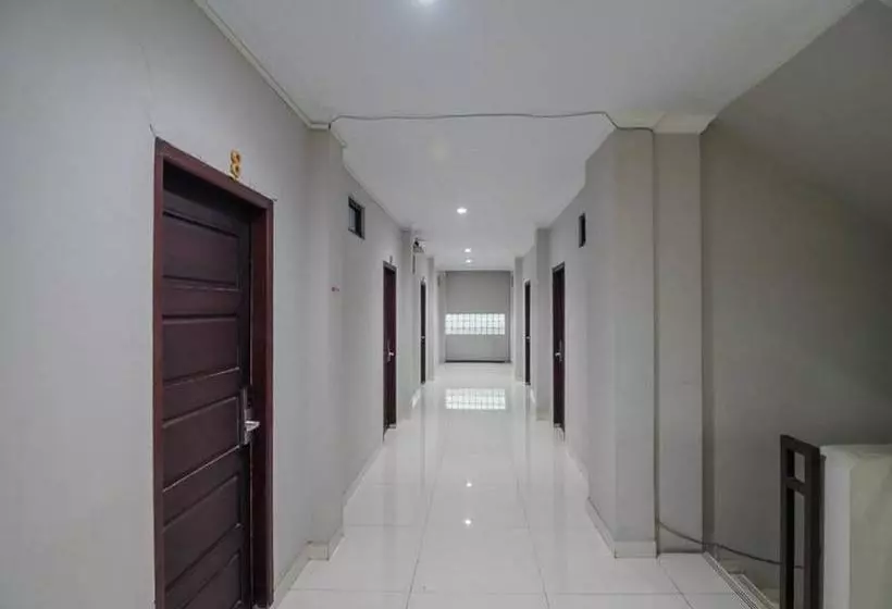 Majatalo Reddoorz Plus Near Lippo Cikarang Mall 2