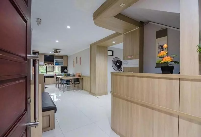 Majatalo Reddoorz Plus Near Lippo Cikarang Mall 2