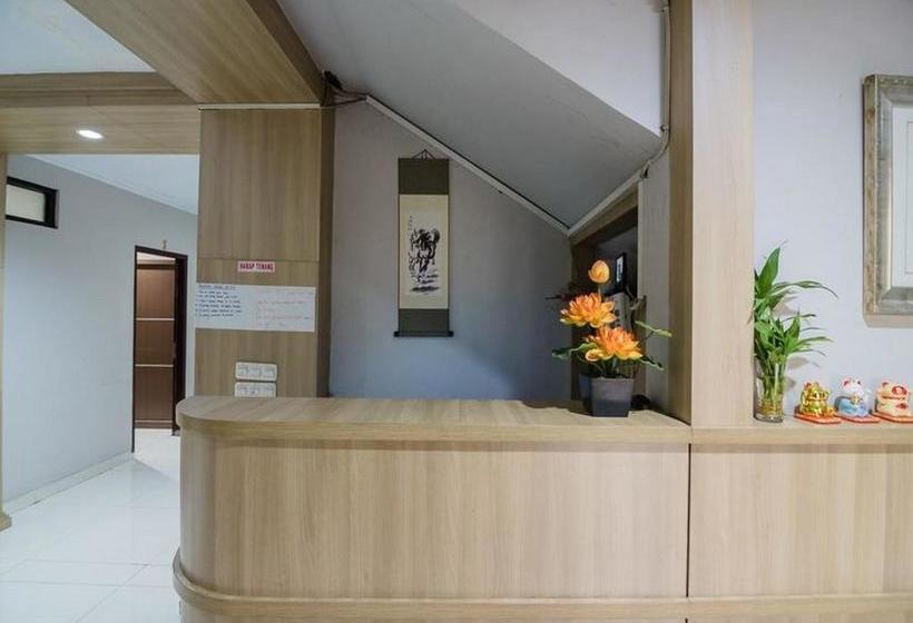 פנסיון Reddoorz Plus Near Lippo Cikarang Mall 2