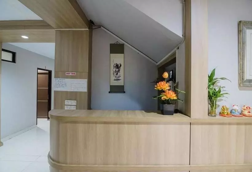 Majatalo Reddoorz Plus Near Lippo Cikarang Mall 2