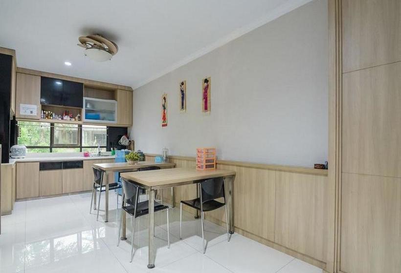 פנסיון Reddoorz Plus Near Lippo Cikarang Mall 2