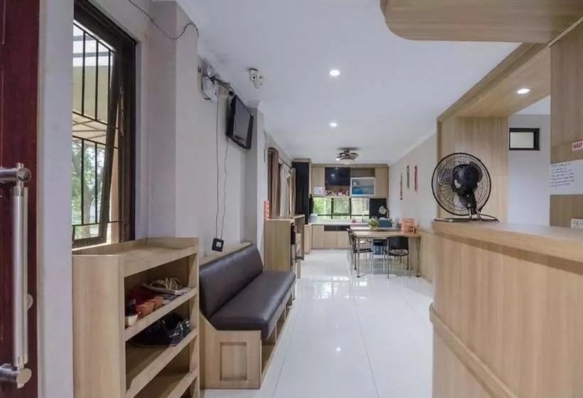 Majatalo Reddoorz Plus Near Lippo Cikarang Mall 2