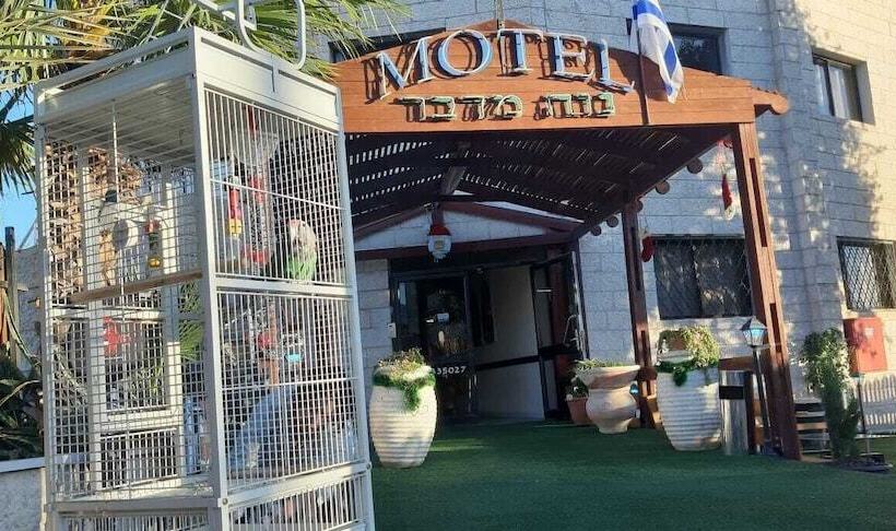 Neve Midbar Motel