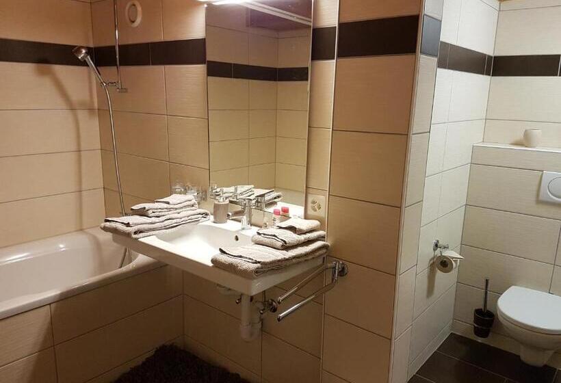 הוסטל Auberge De La Couronne