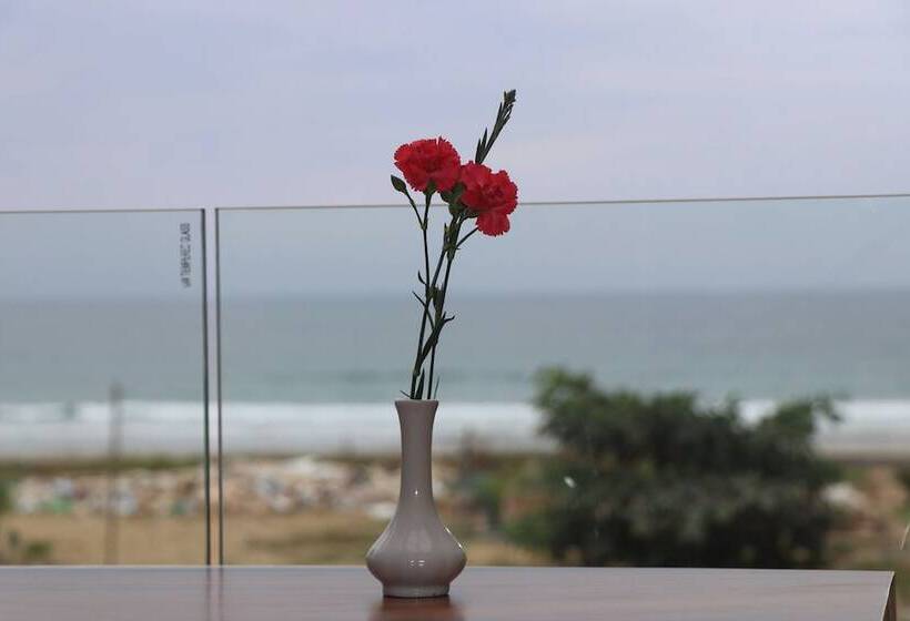 هتل The Village Resort