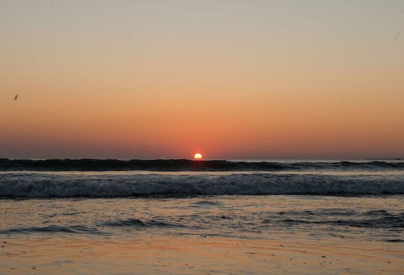 هتل The Village Resort