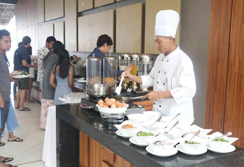 هتل The Village Resort