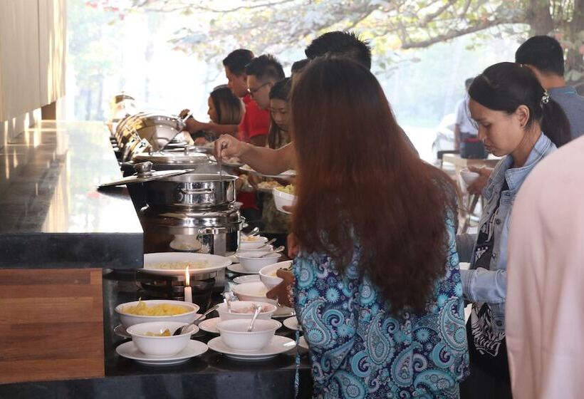 هتل The Village Resort