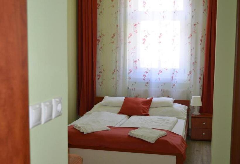 تختخواب و صبحانه Holdfényszállás