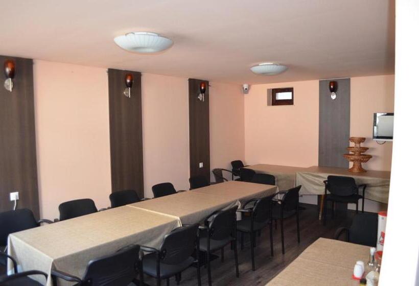 تختخواب و صبحانه Holdfényszállás