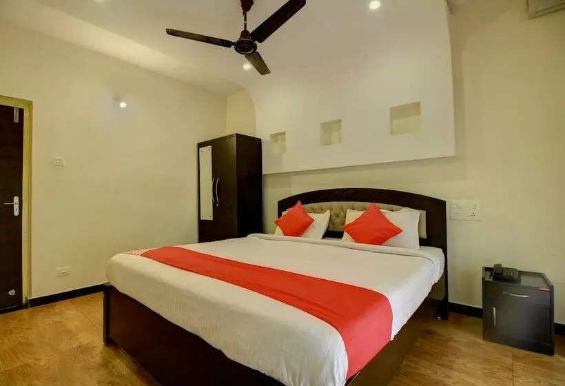Hotelli Oyo 22276 Sujitha Service Apartments