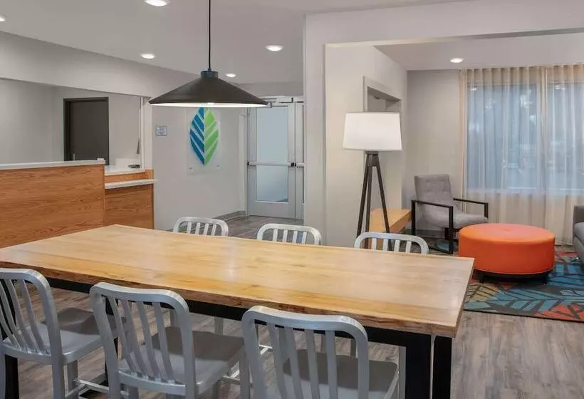 Hotelli Woodsping Suites Washington Dc East Arena Drive