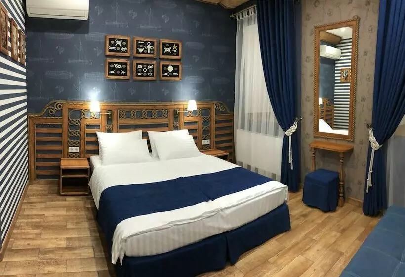 هاستل Lucky Ship Art